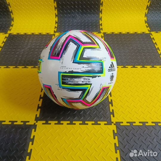 Футбольный мяч adidas uniforia
