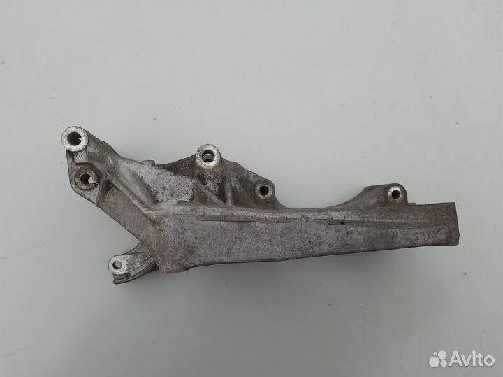 Кронштейн генератора Volkswagen Golf 3