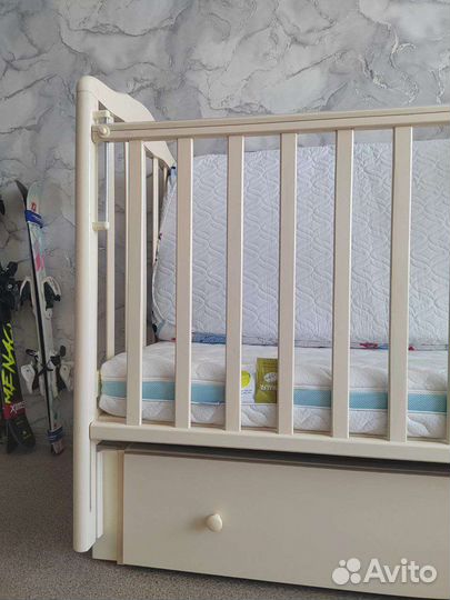 Детская кровать с маятником и матрасом