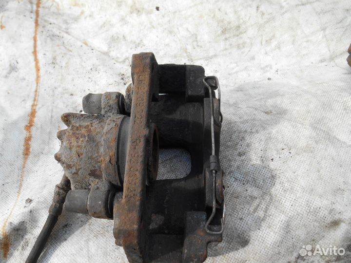 Передний левый суппорт Volvo S80 Вольво С80