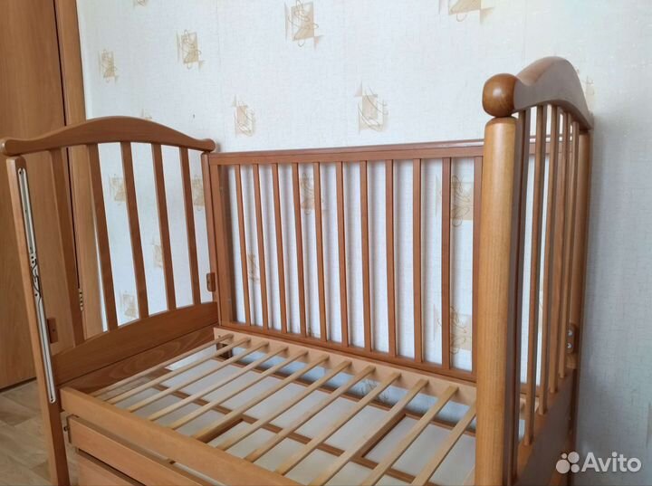 Детская кроватка из дерева