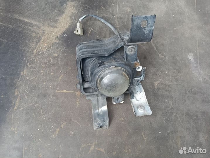 Фара противотуманная левая Mitsubishi Carisma