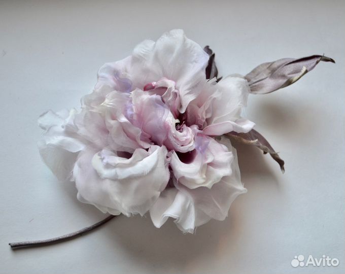 Роза-брошь из шёлка Жемчужная