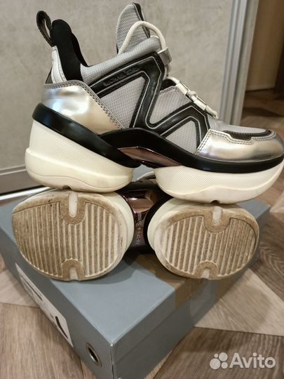 Продаю кроссовки