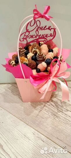 Съедобный букет из клубники в шоколаде и голубики