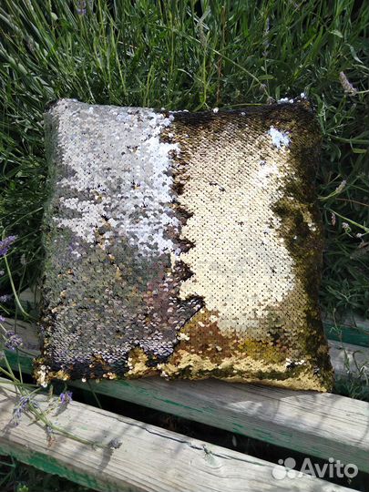Подушка декоративная с двухсторонними пайетками