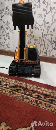 Экскаватор игрушка