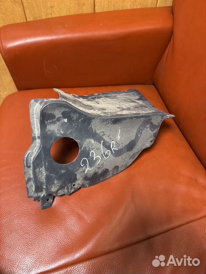 Mercedes w 203 передний правый подкрылок