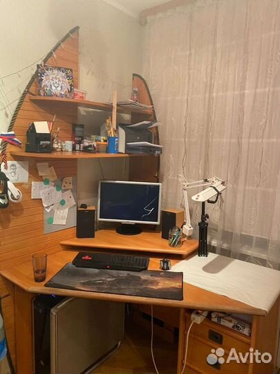 Полка книжная и стол угловой