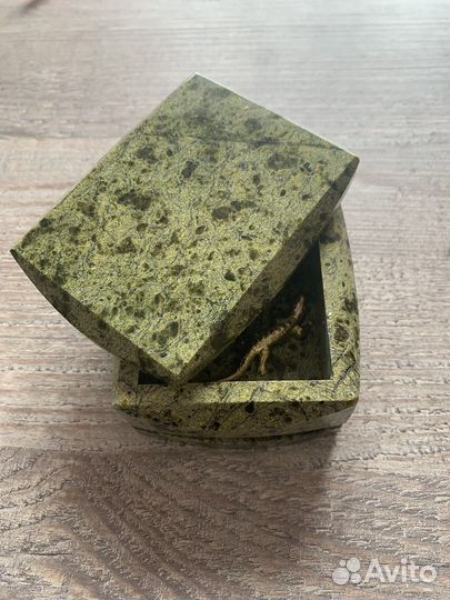 Шкатулка малахитовая