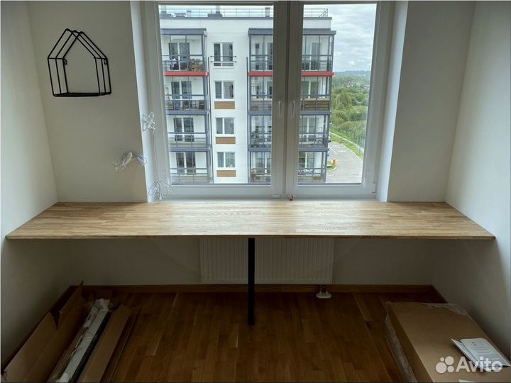 Интересный рабочий стол из массива ясеня