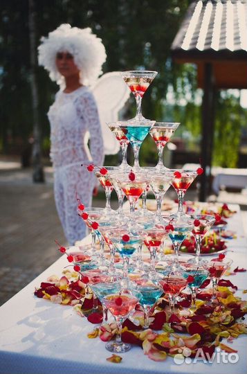 Пирамиды из бокалов с шампанским или коктейлями