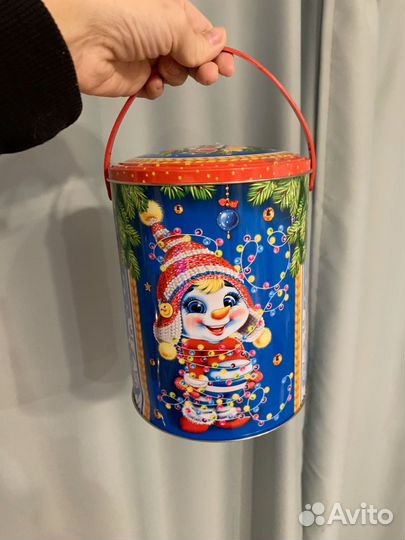 Новогодняя жестяная банка для подарка