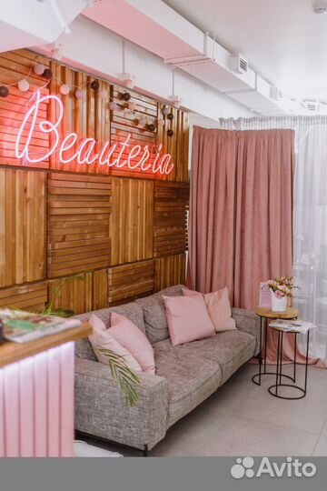 Администратор-бровист салона красоты