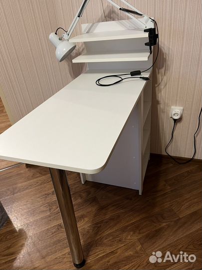 Маникюрный стол