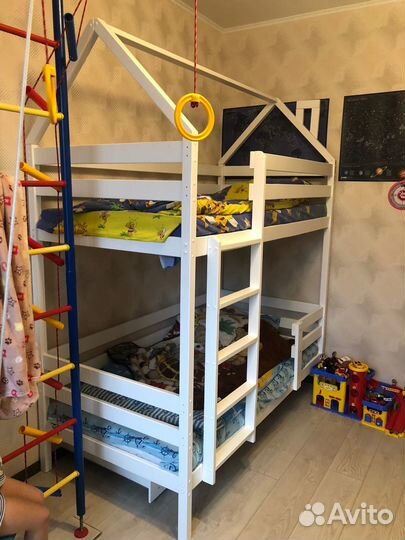 Двухъярусная кровать-домик
