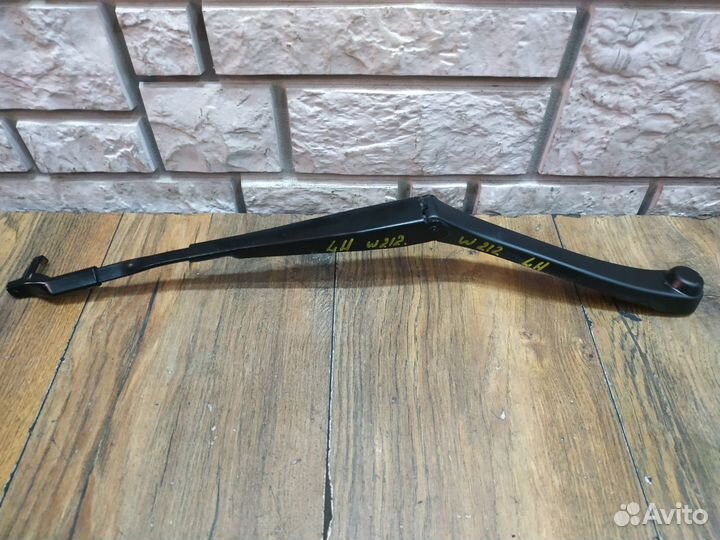 Mercedes-Benz E W212 Поводок стеклоочистителя