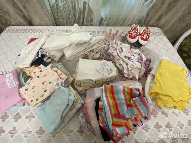 Пакеты вещей и обувь для малышки