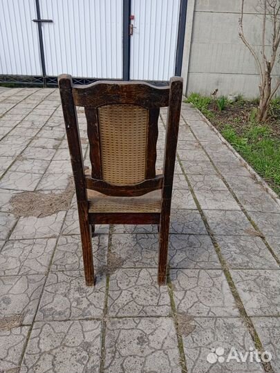 Старый деревянный стул под реставрацию