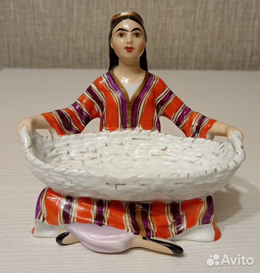 Статуэтка Узбечка с корзиной, фарфор лфз, СССР