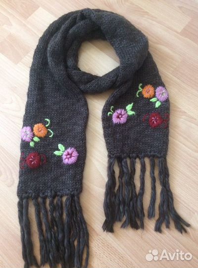 Шерстяной шарф с вышивкой