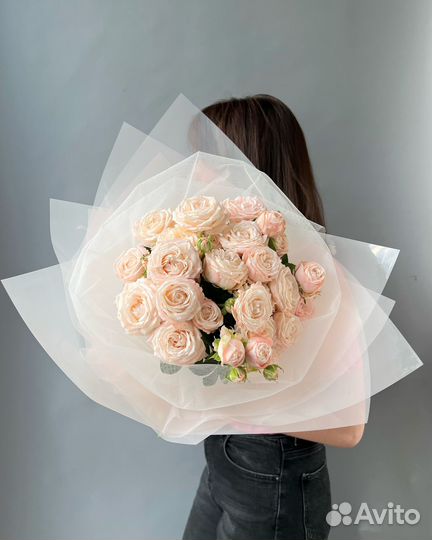 Кустовые розы в дизайнерской упаковке