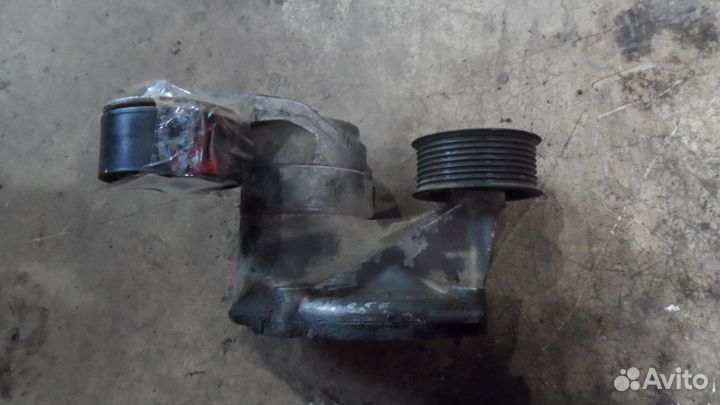 Натяжитель ремня в сборе с кронштейном Scania R420