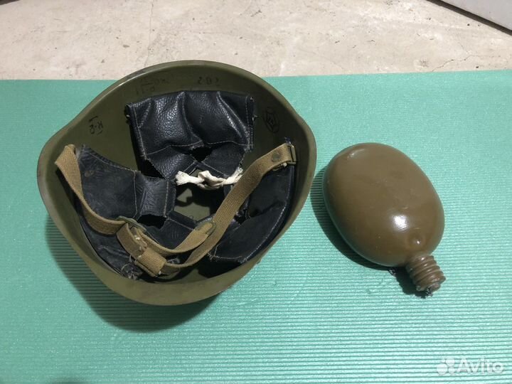 Армейская фляжка и каска