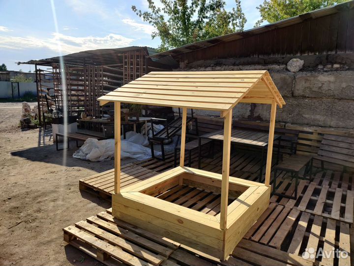 Детская песочница с крышей