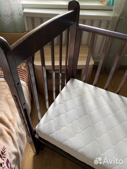 Детская кроватка с маятником