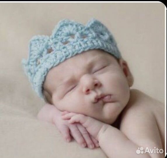 Корона вязаная детская для съёмки ярко голубая