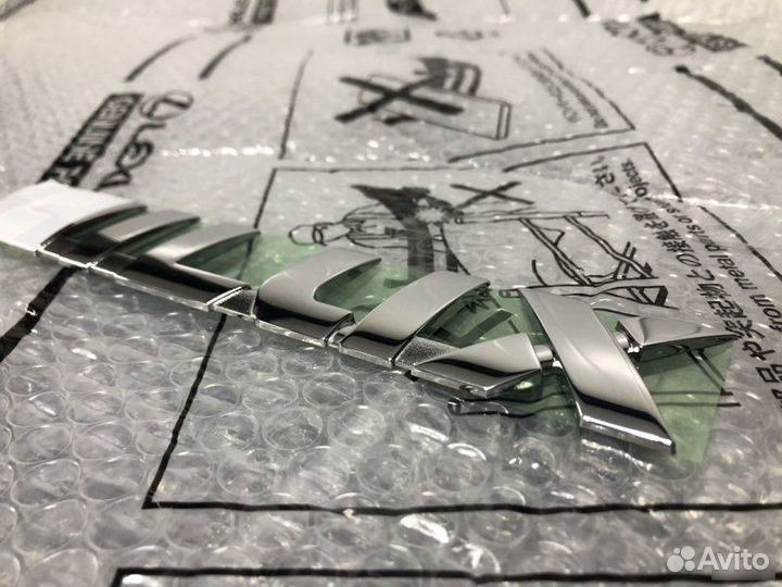 Эмблема багажника Toyota Hilux