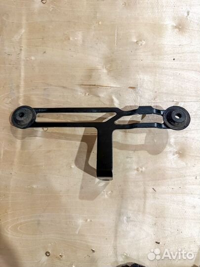 BMW Кронштейн радиатора 51647421775