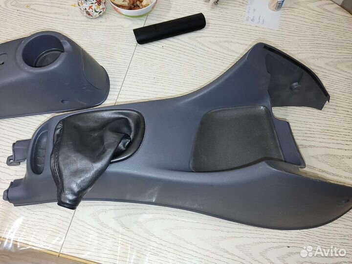 Продам нижняя консоль кпп на хюндай акцент