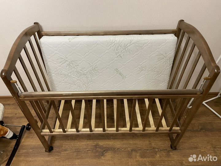 Детская кроватка с колесиками