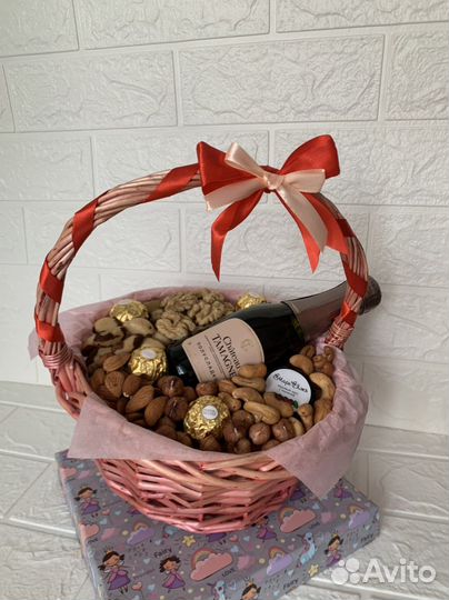 Корзина с орешками