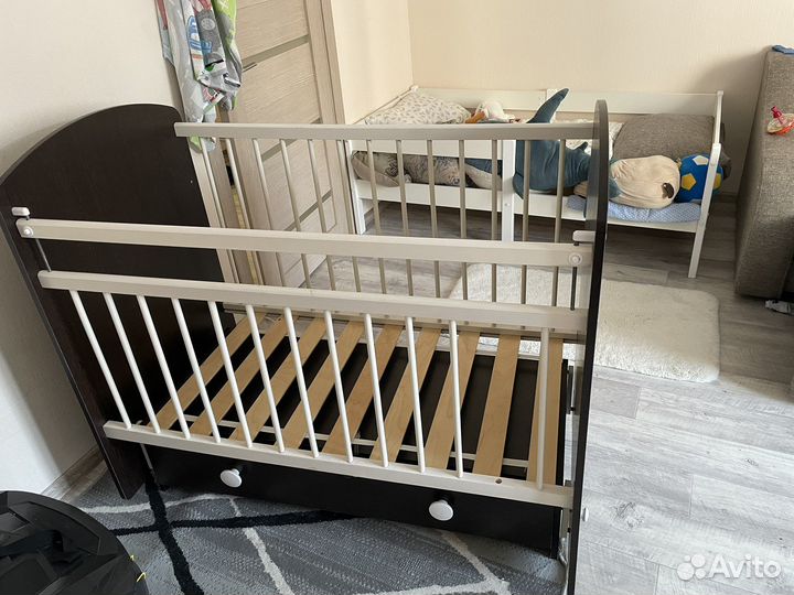 Детская кроватка с маятником и ящиком