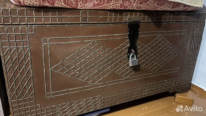 Сундук старинный