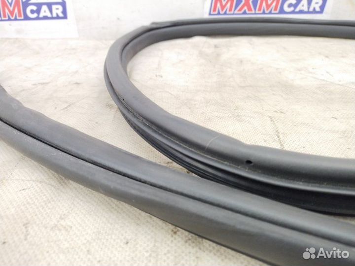 Уплотнитель проёма двери передний правый Mazda