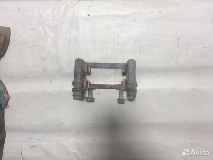 Скоба тормозного суппорта задний левый bmw E 90