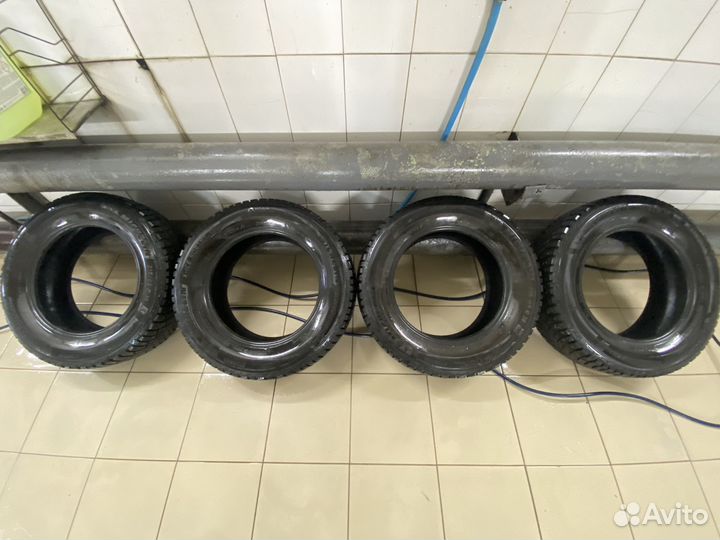 Michelin X-Ice North 4 215/65 R16