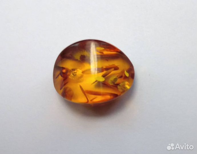Янтарь кабошон с инклюзами