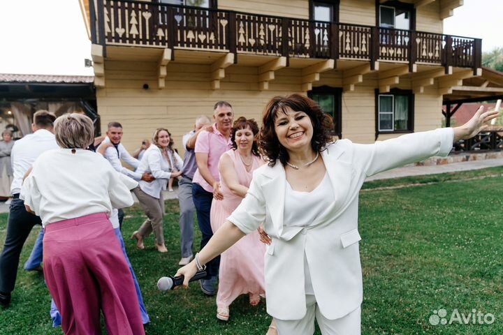 Ведущая, диджей, вокал,аккордеон,саксофон