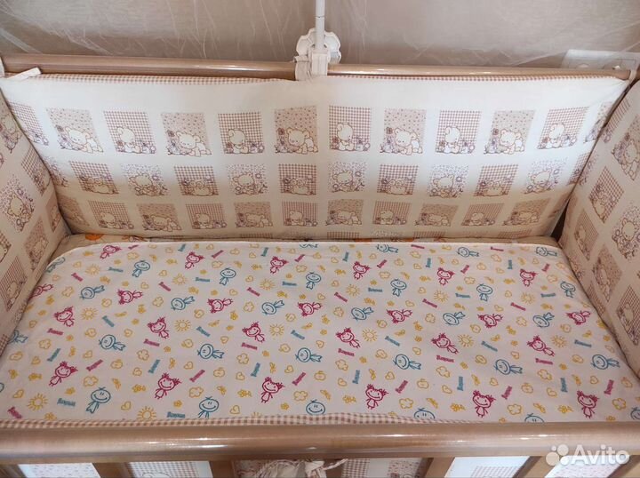 Детская кроватка с маятником и ящиком