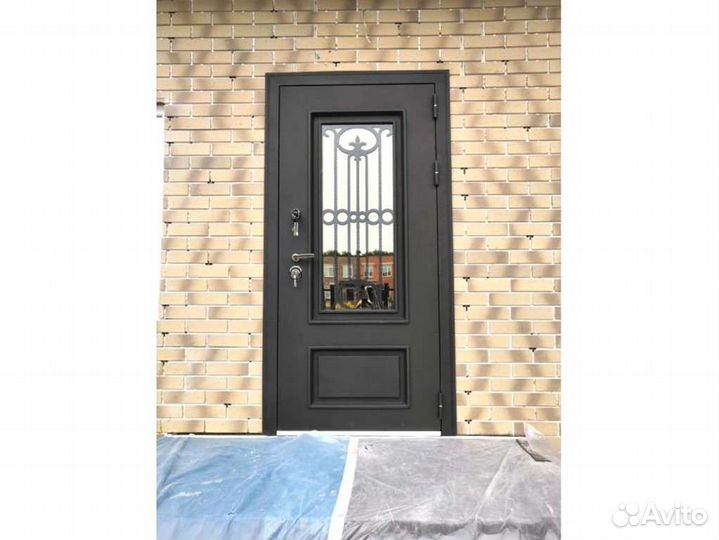 Стальная дверь Аляска с окном и лазерной резкой