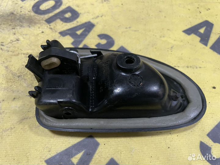 Ручка передняя правая внутренняя Renault Logan 1