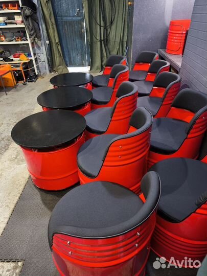 Кресло и столы из бочек