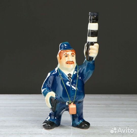 Сувенирная бутылка с рюмками гаишник с жезлом