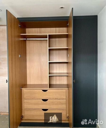 Современный распашной шкаф