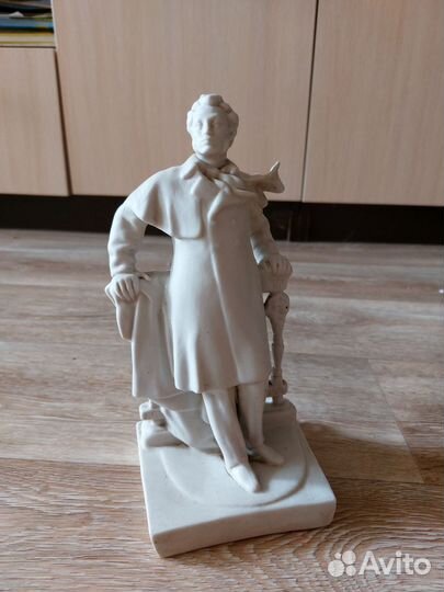 Статуэтка юный Пушкин у ограды(забора). лфз. 1960